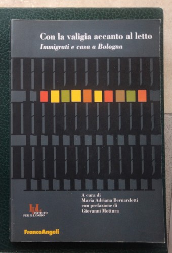Con valigia accanto al - la,