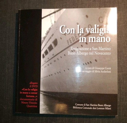 Con valigia mano - in,